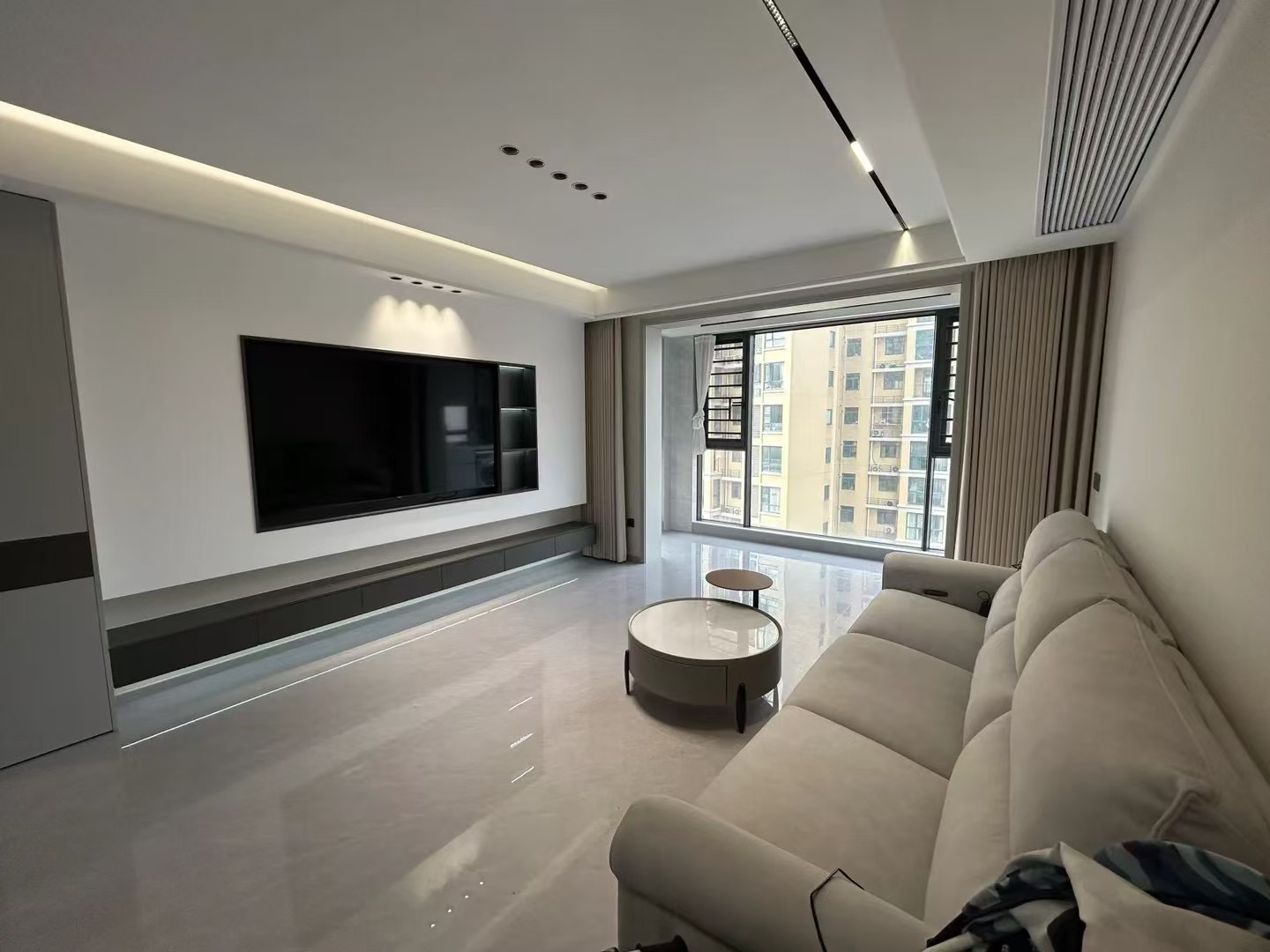 城南，新城壹号五期​，双湖景房，电梯好楼层15楼，精装三房，证满二，9.9成新，阳台直接看公园，全屋品牌