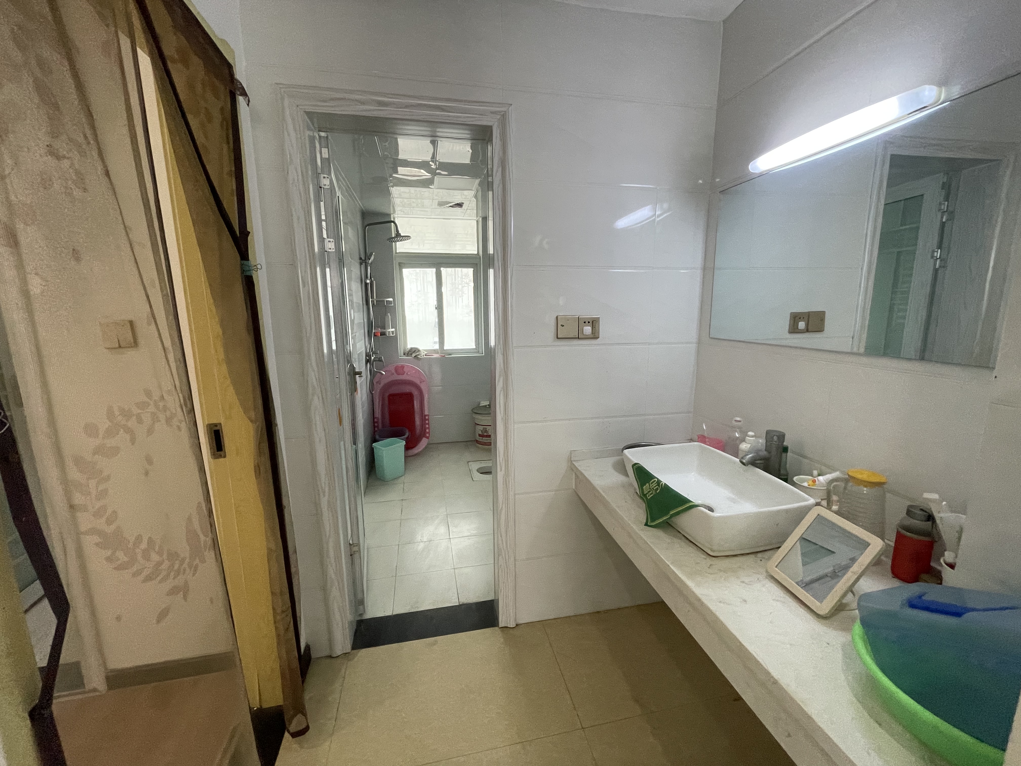 恒迪建材市场大三房拎包入住方便看房家里保养的很好