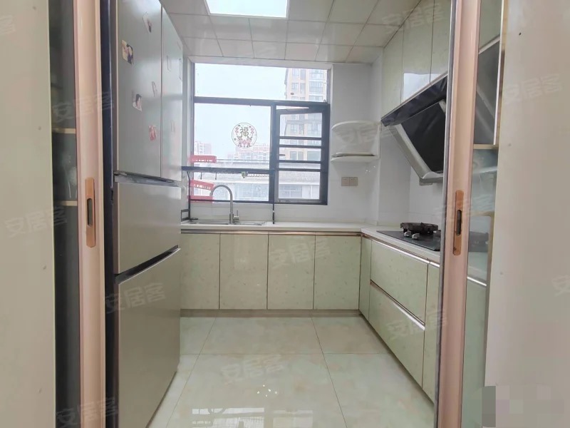 城南，新街电梯花园洋房，精装三房两卫，一梯两户车，采光好，证满二