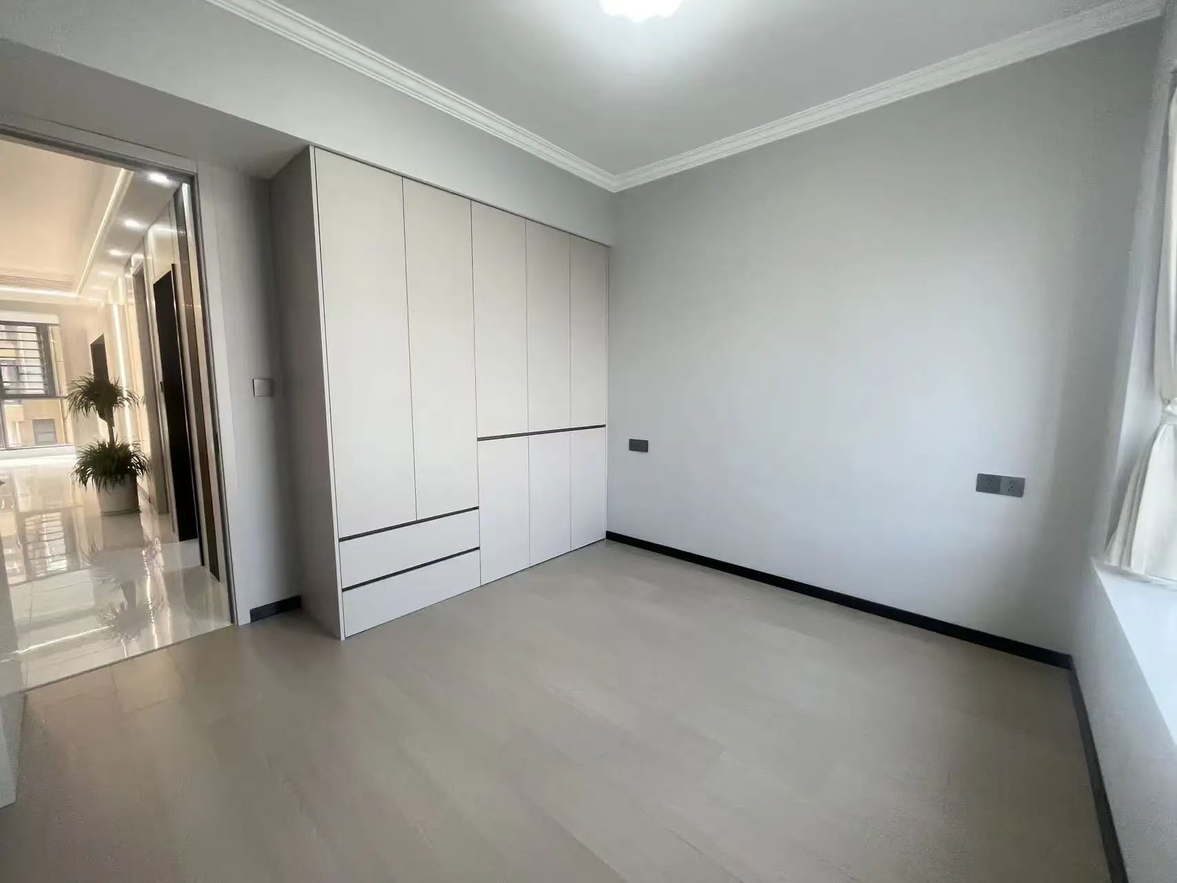 风和日丽三中旁，精装三房，边户，好楼层11楼，单价4字头，诚心出售