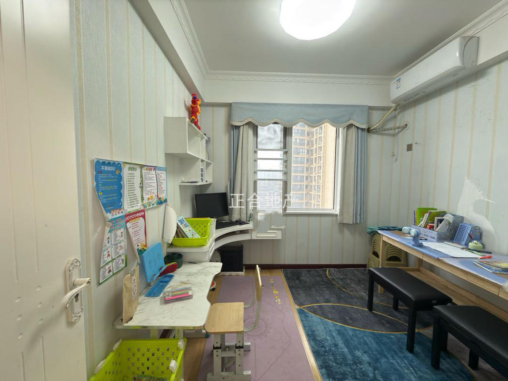 捡漏，业主诚心出售，森林国际，精装三房双书包，双湖景房。​电梯好楼层