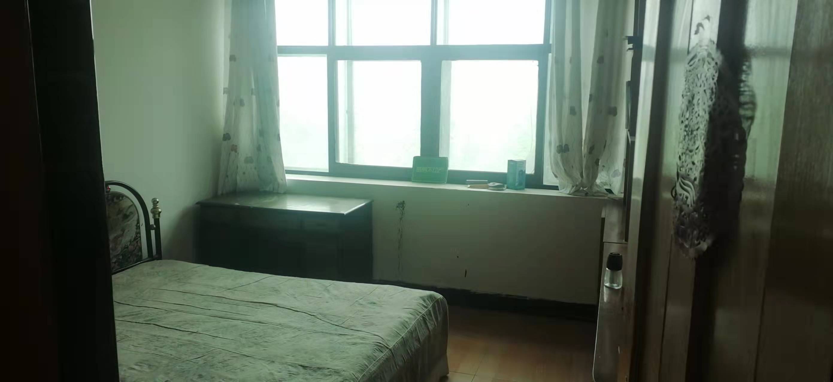 流金岁月旁步梯四楼简装三房出租