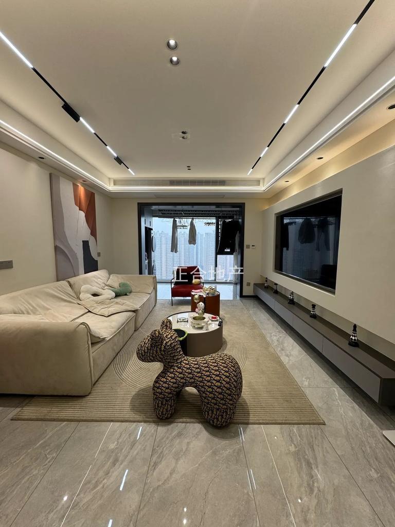 仙桃三中附近，精装大四房两卫，好楼层，全屋品牌家具家电，证满二，拎包入住