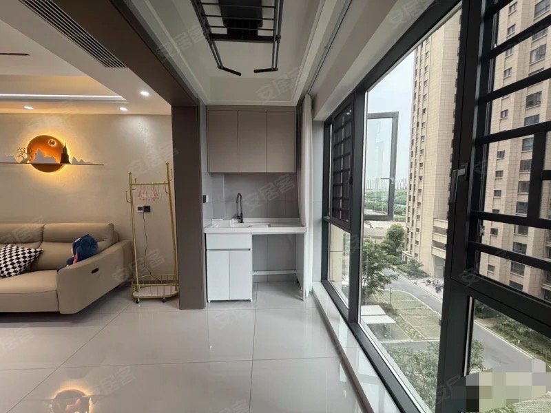 城南，御湖世家，全新装修，精装三房，一天未住，电梯中间好楼层，证满二