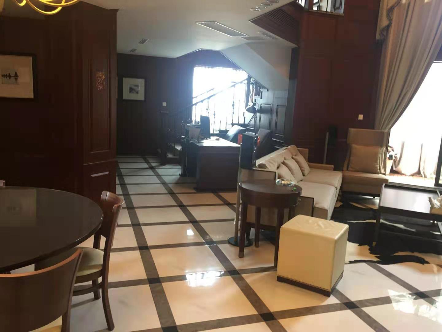 豪装复式楼，6室4厅4卫2阳台，