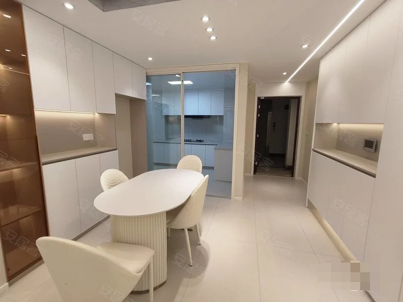 86，御湖世家全新精装三房二卫，电梯好楼层，湖景房，送车位，证满二