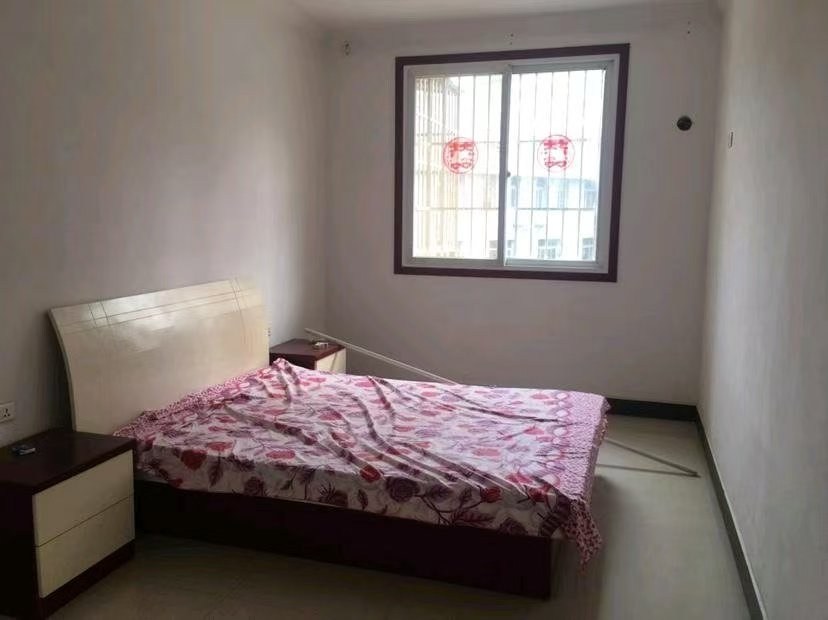 捡漏，新天地广场旁，步梯三楼，精装三房两卫，楼龄新，三十几万