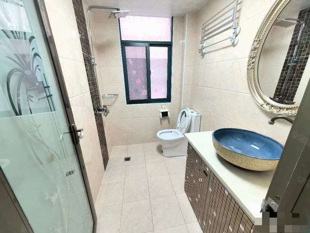 1，房东亏本出，急售，一中附近，精装两房，步梯好楼层，楼龄新，特别适合养老