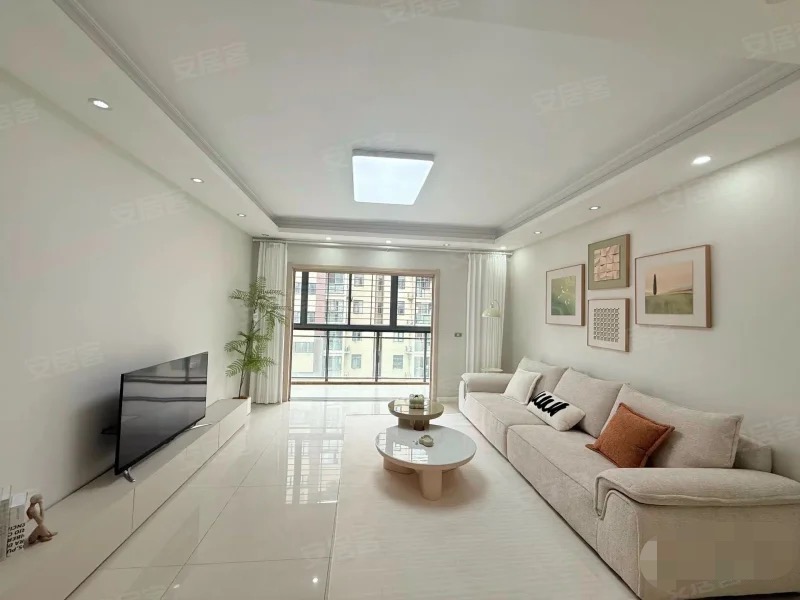 中央华府，9.5成新，精装四房两卫，电梯小高层，单嫁4字头，中间楼层