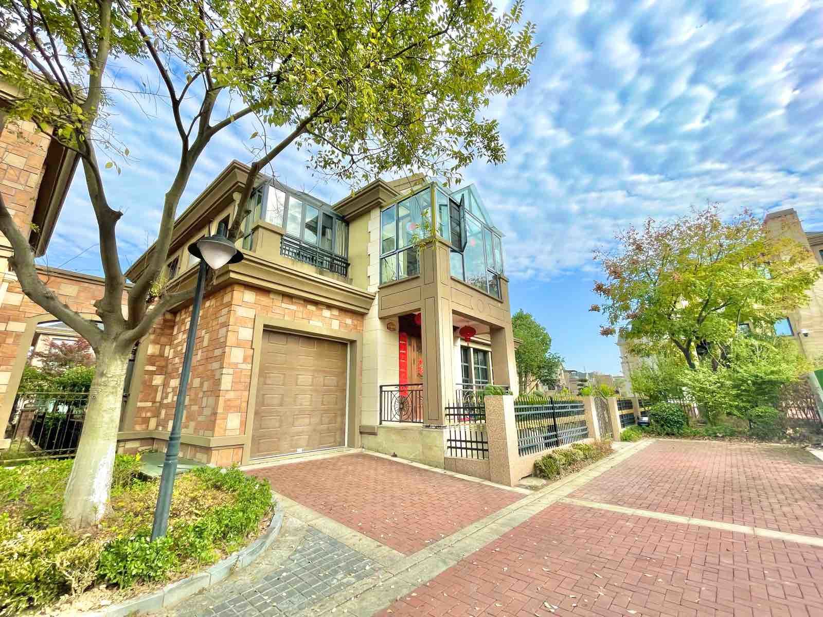绿地尚城，du栋别墅，地面两层，地下一层，地暖空调车库都有，三面du立庭院