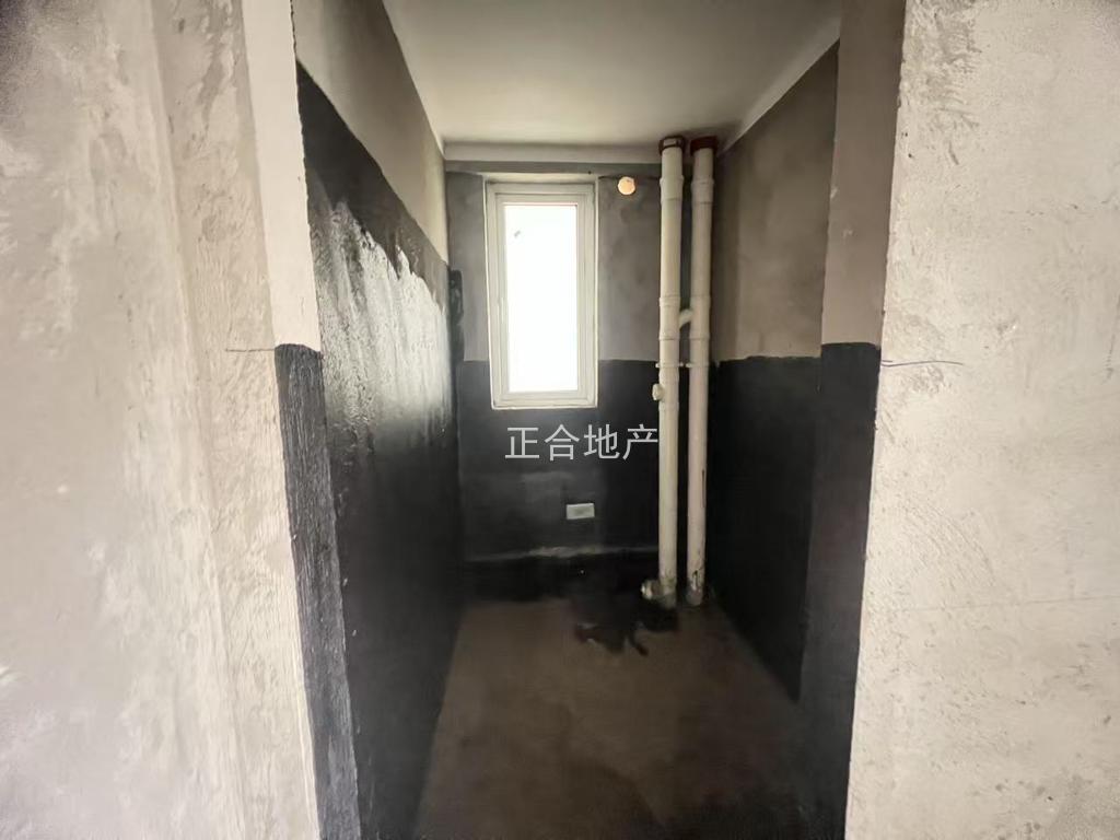 捡漏，城南，森林国际，毛坯三房，单价4700，电梯好楼层20楼，证满二