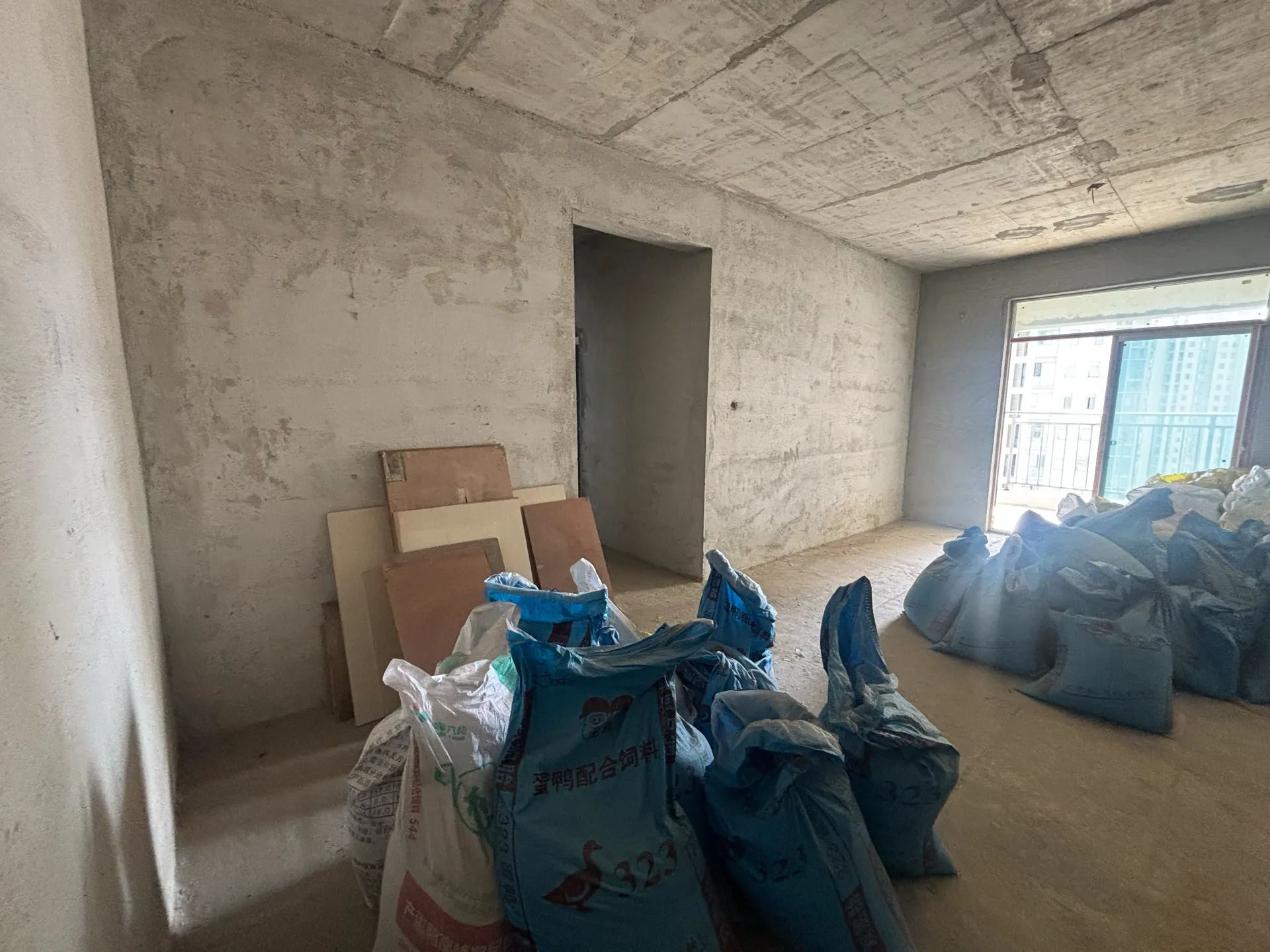房东降价，城西，亏本出，毛坯三房，好楼层