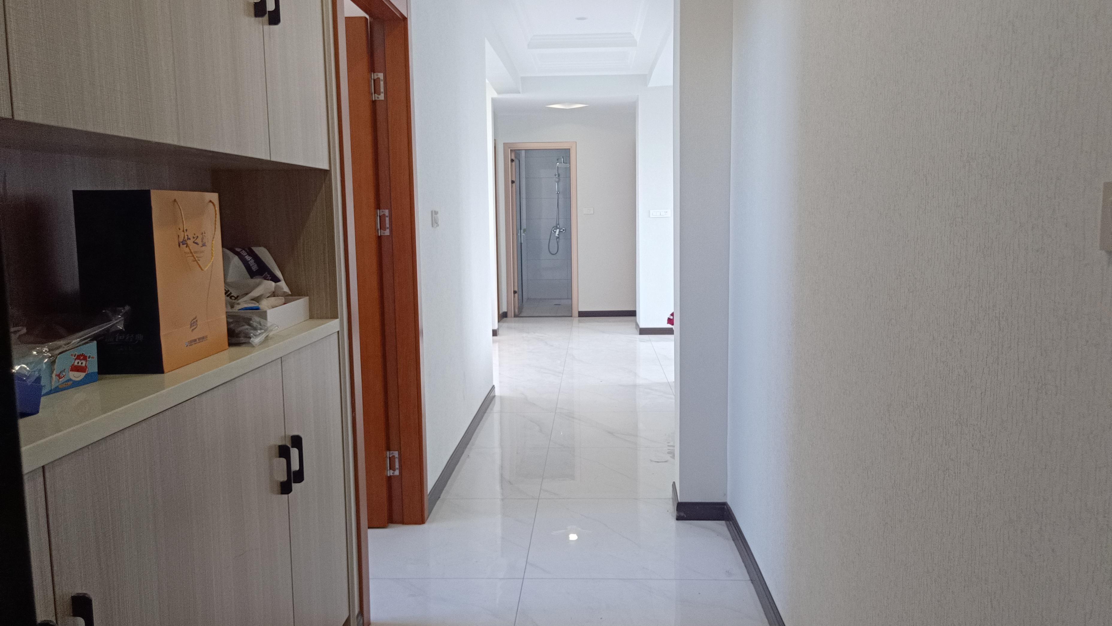 紫润尚城3室2厅1卫精装修家具家电齐全优价出售