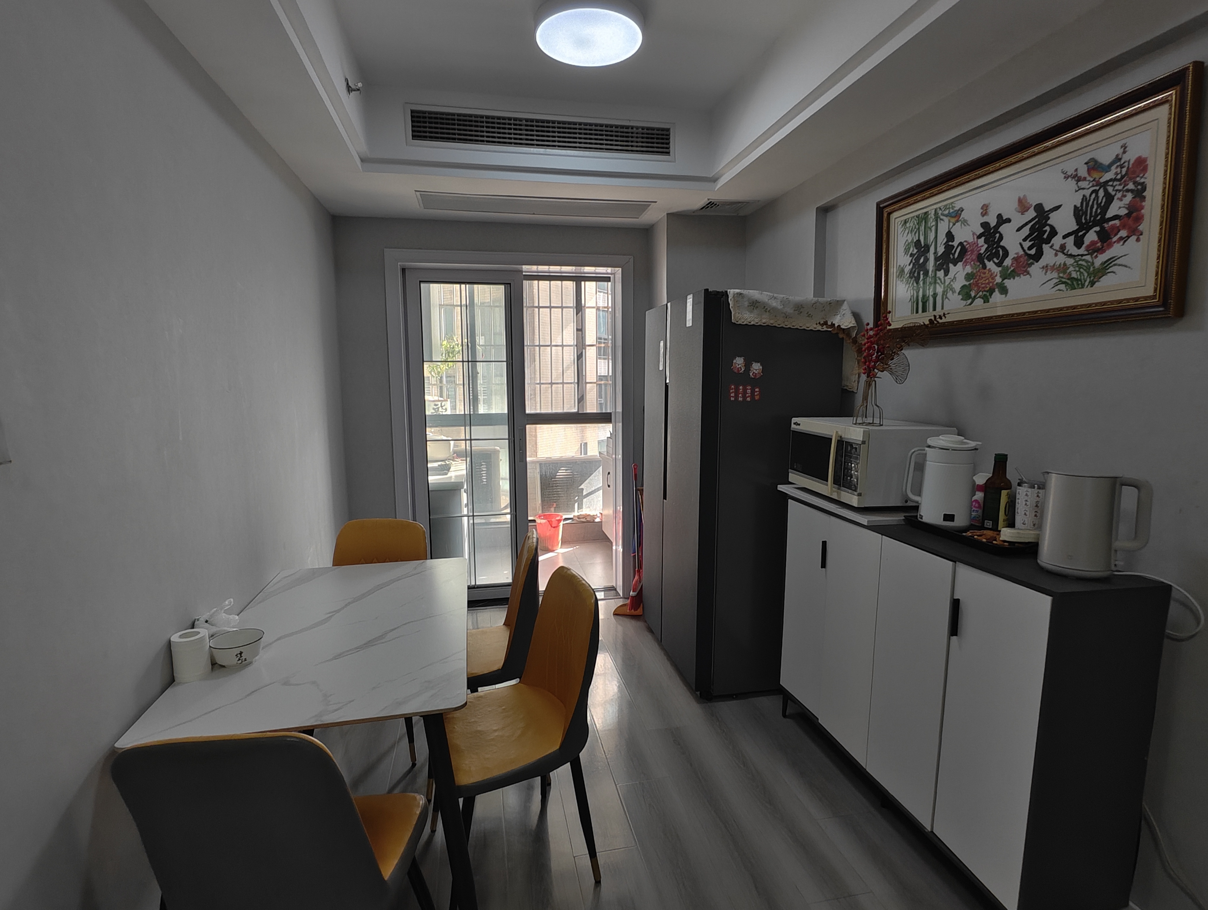 急售，​商城旁，电梯中间楼层！精装，好楼层，业主诚心出售，拎包入住