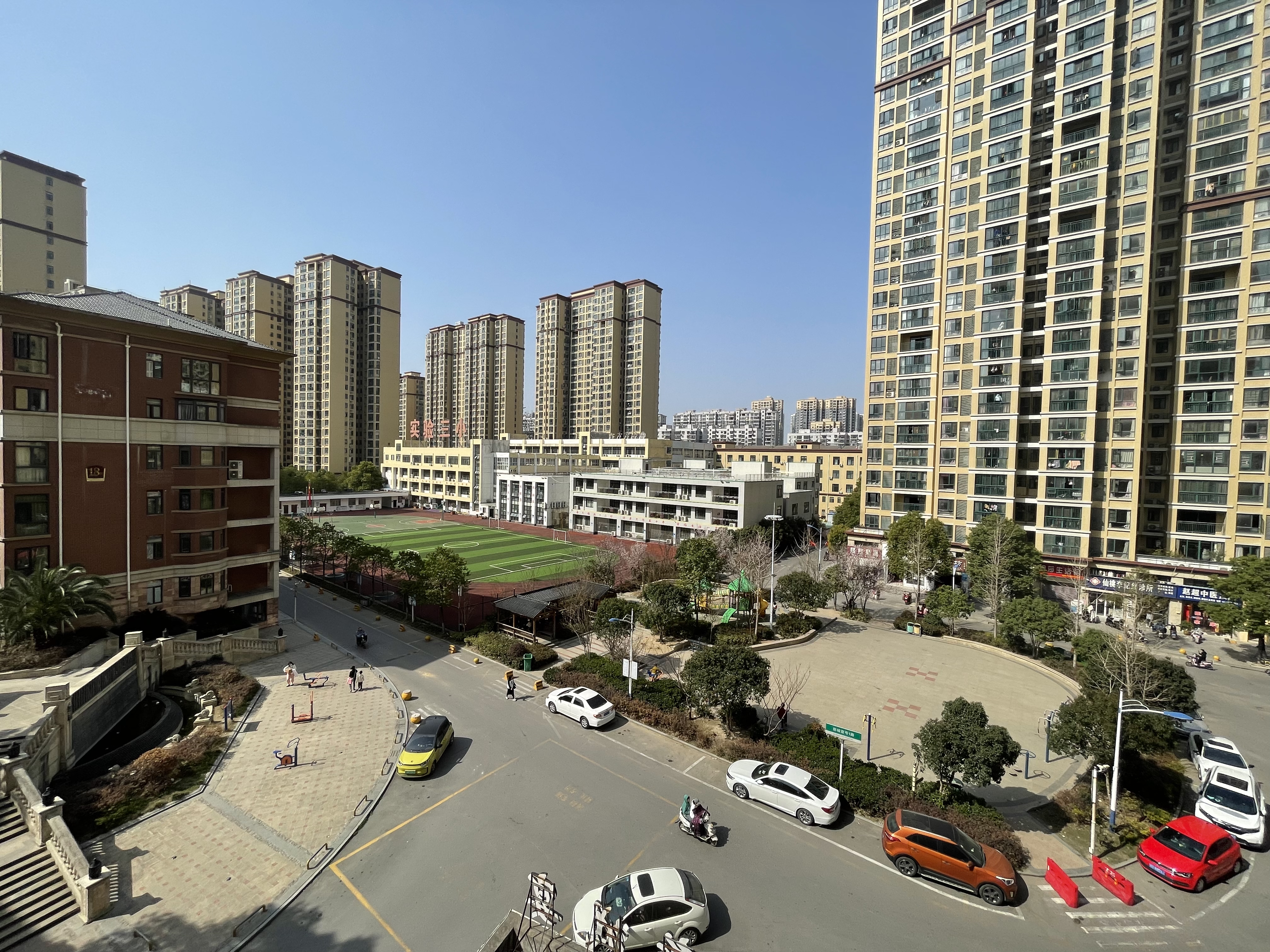 新城一号四房带装修老证双阳台大户型下楼就是操场