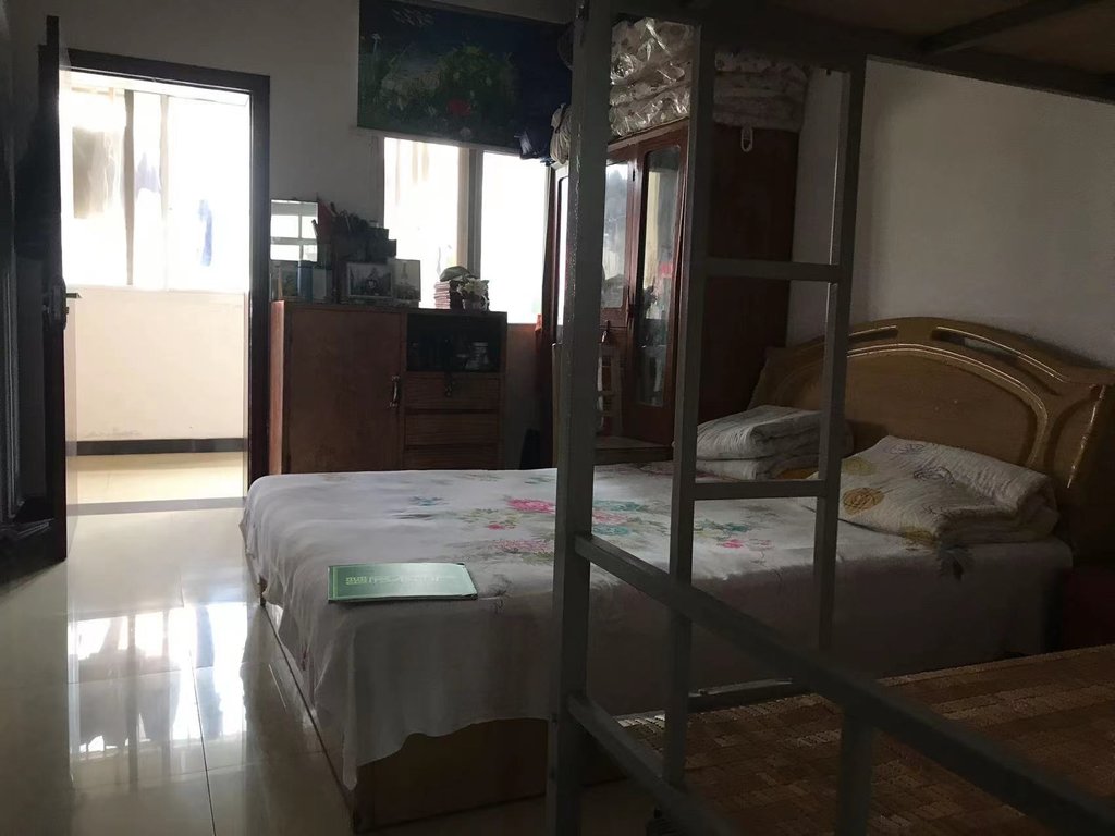 荆洪花园富迪三友旁沔中附近大三房很好的楼层诚心出售