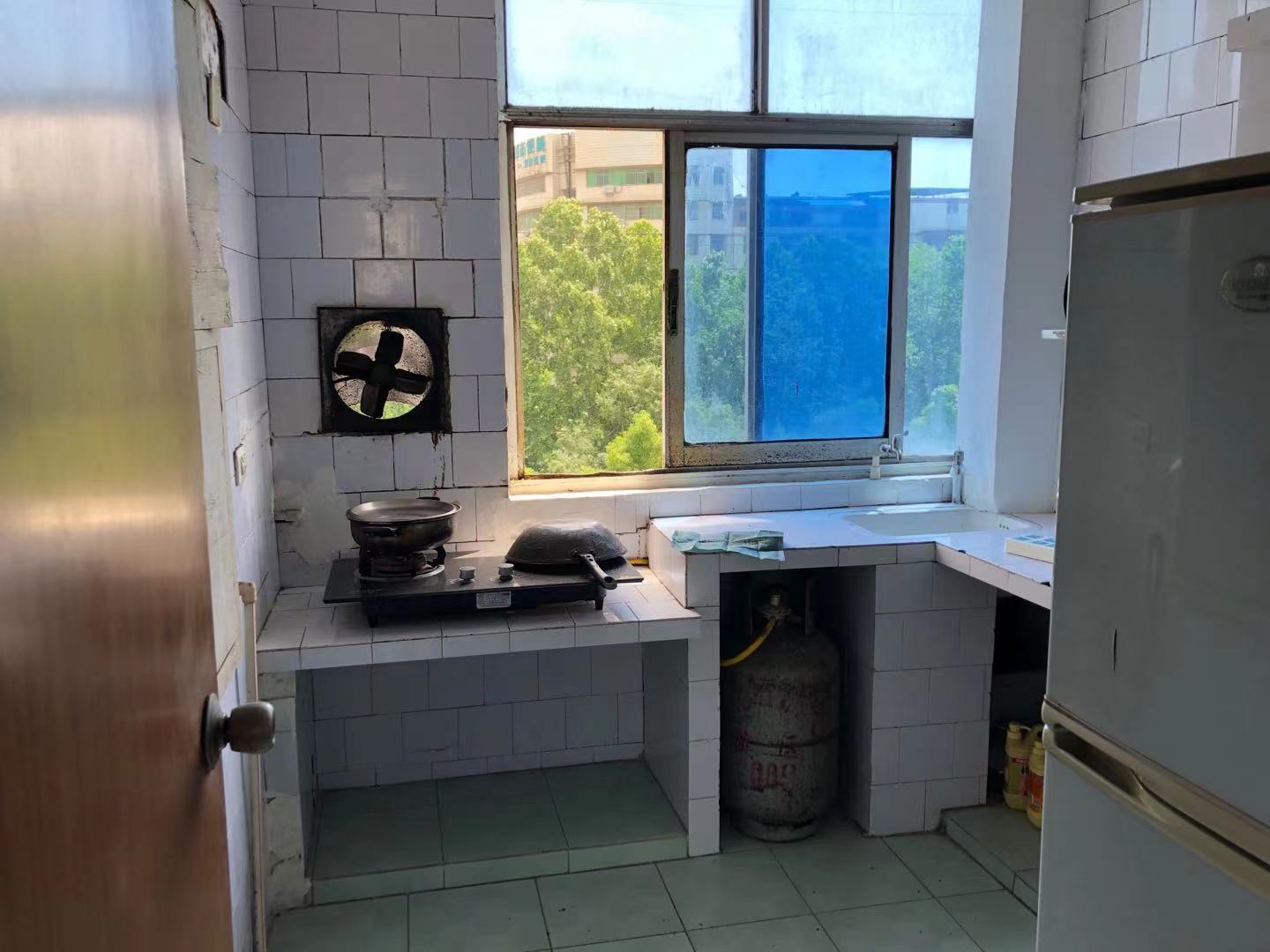 毅德园旁边的农行宿舍中装三房带车库位置好生活方便