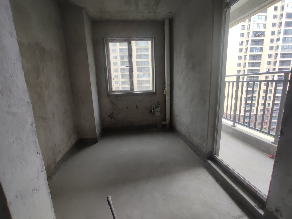 新城名都.城南人车分流的小区.毛坯大四房.南北通透超大阳台.看房方便