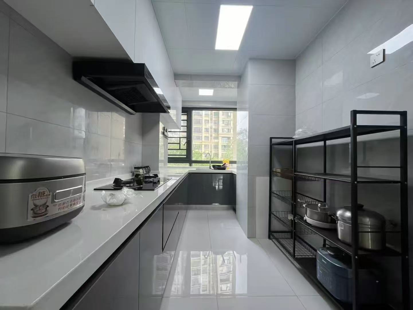 城南，御湖业主自装修婚房，单价5000，精装大三房，送车位，南北通透，证满二