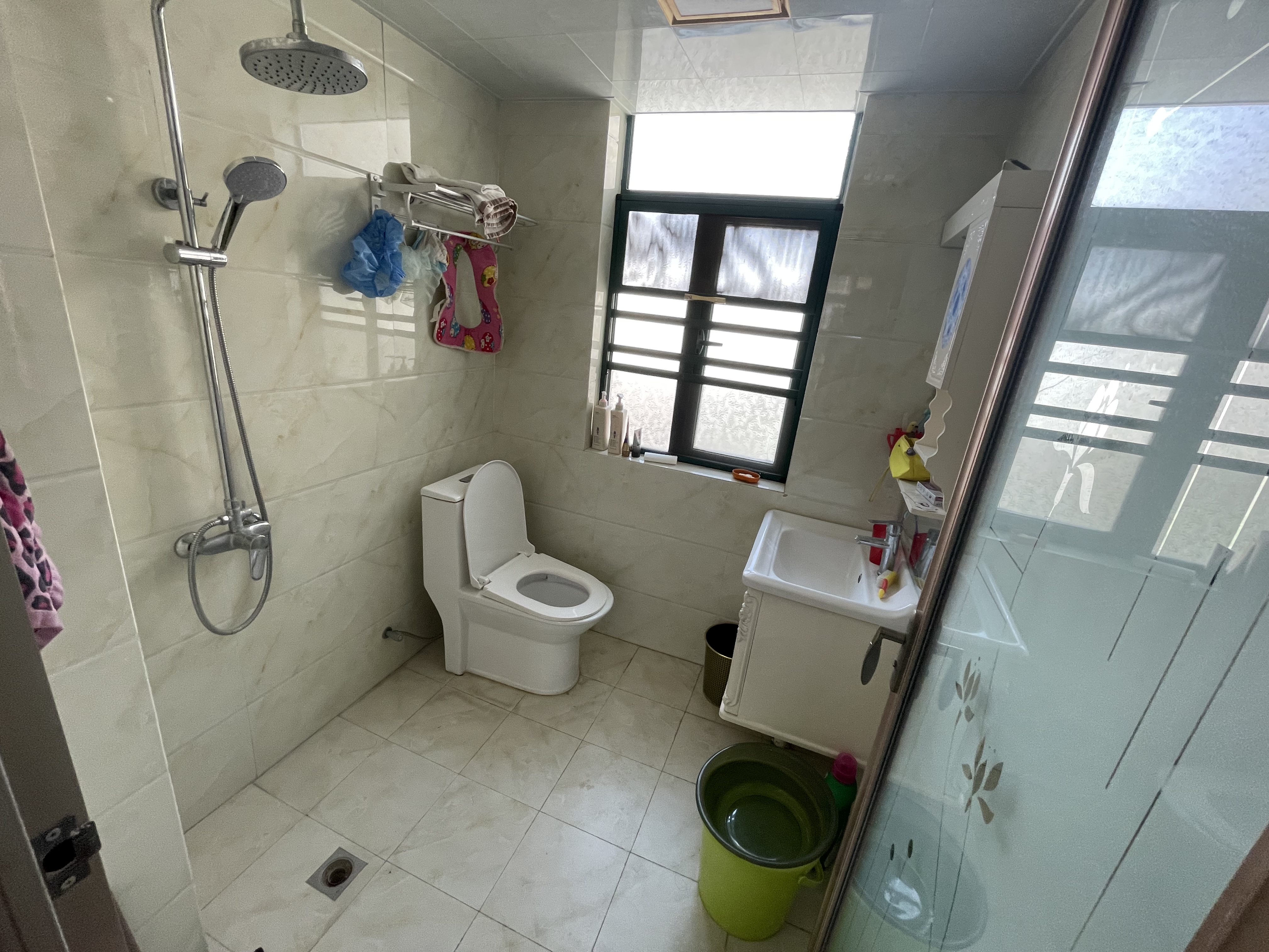 新城一号四房带装修老证双阳台大户型下楼就是操场