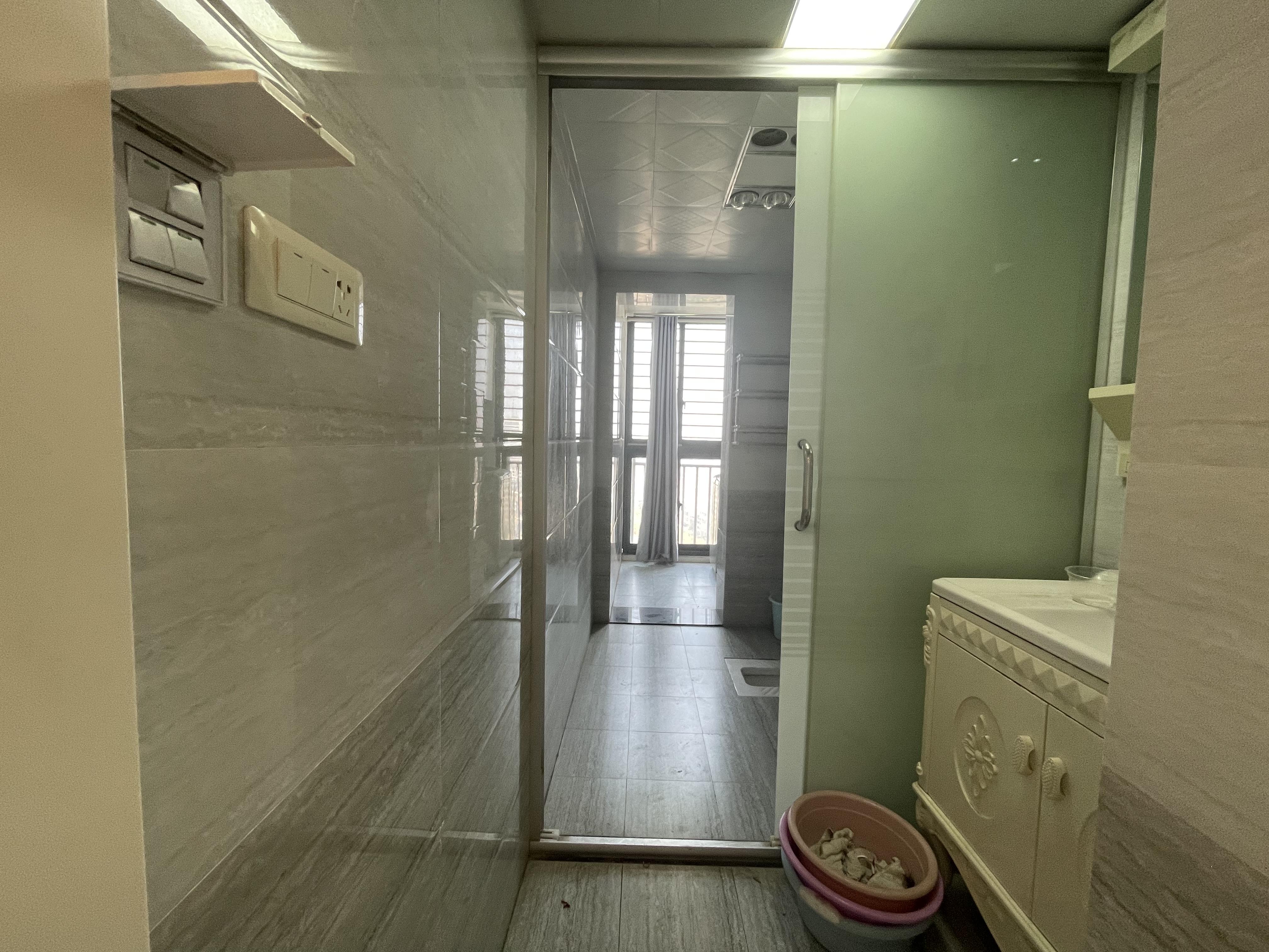 新城壹号新街3室2厅2卫精装修保养完好优价出售！