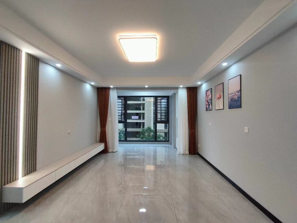 祥生观澜府.天然氧吧小区.全新装修三房两卫.证件满二.看房方便