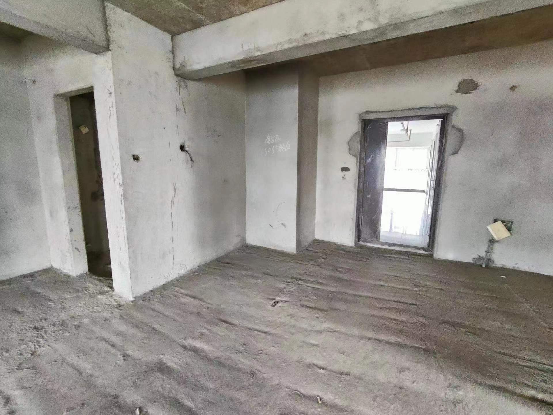 圣淘沙.毛坯大三房.小区出行方便.证件满二.看房方便