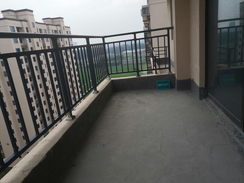 荣怀毛坯三房可按揭 看房