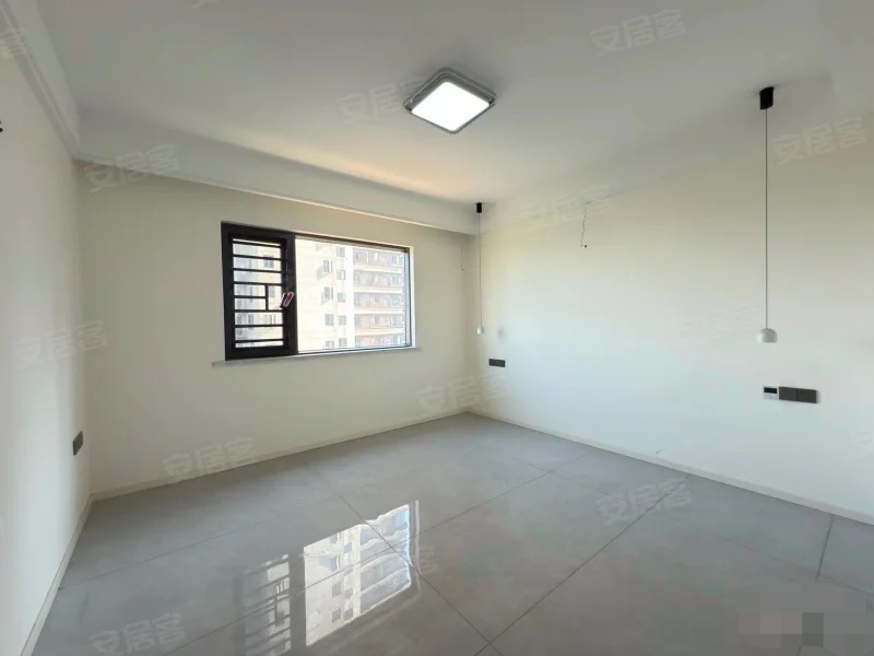 城南，大平层，蓝天白云，精装三房两厅两卫，全新装修，看湖景！带车位！