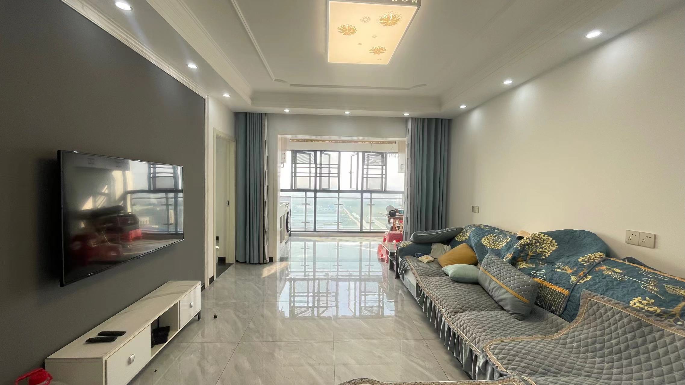 银湖城.精装三房.房子九成新.证件满二.看房方便