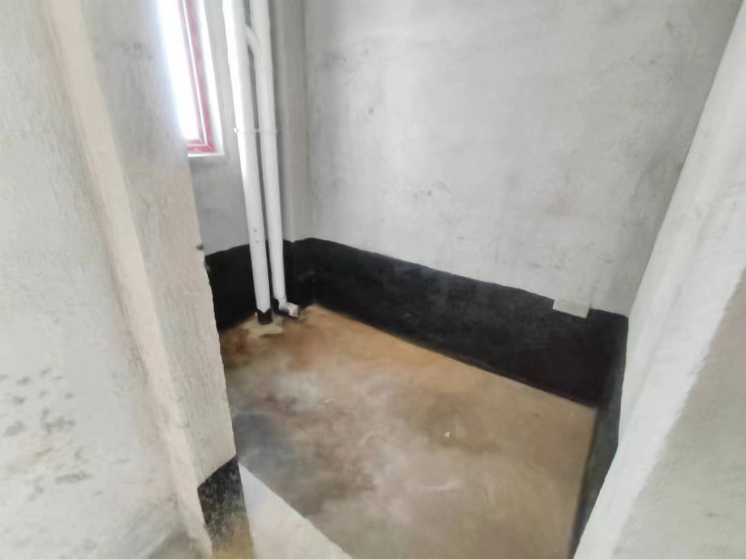 风和日丽.毛坯三房.中间楼层.业主急卖.看房方便