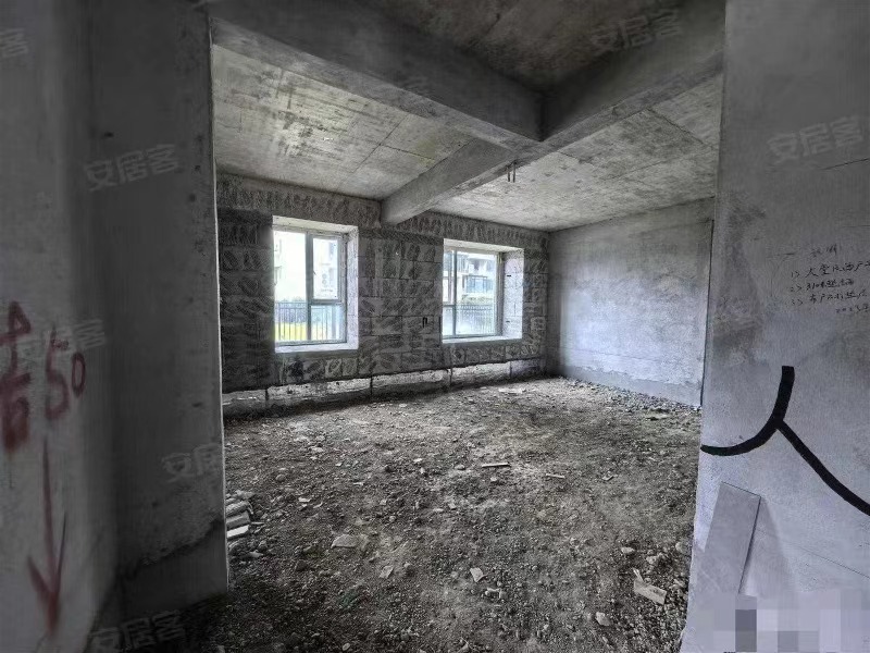 蓝天花园，大平层，一楼送超大花园，，看中可谈