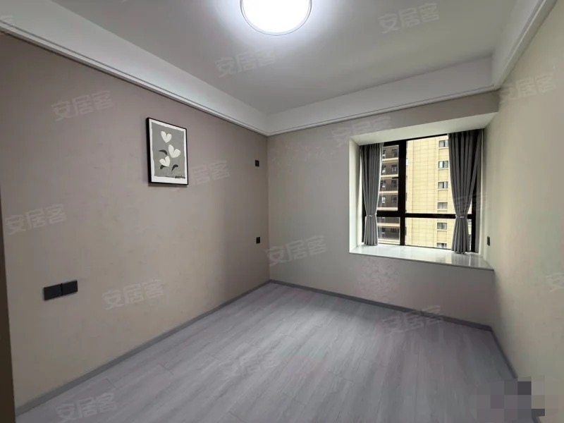 城南，御湖世家，全新装修，精装三房，一天未住，电梯中间好楼层，证满二