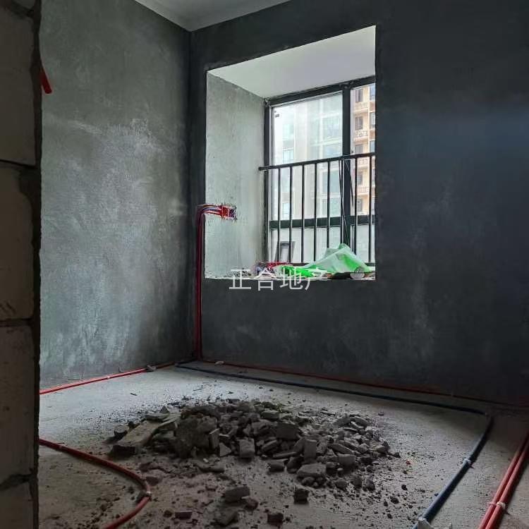 降价了，房东急售，城南，森林国际，三开间朝南，水电已弄好，证件满二