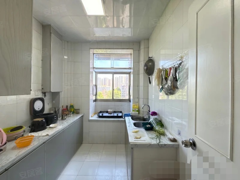 诚心出售，复州花园小区，实验二小旁，南北通透、精装大三房，交通便利