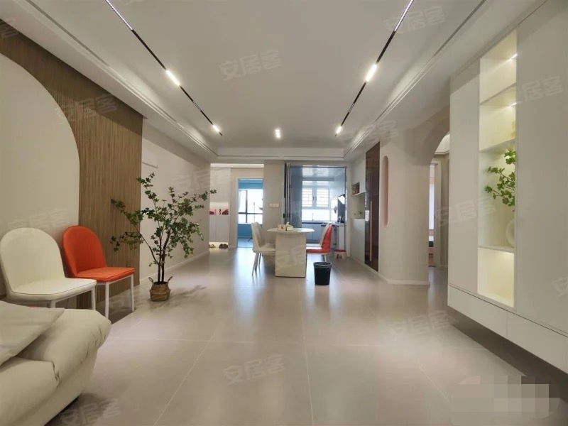 城南，御湖世家，精装大三房，纯东边户，电梯好楼层，带车位​全新装修，基本没住，证满二，