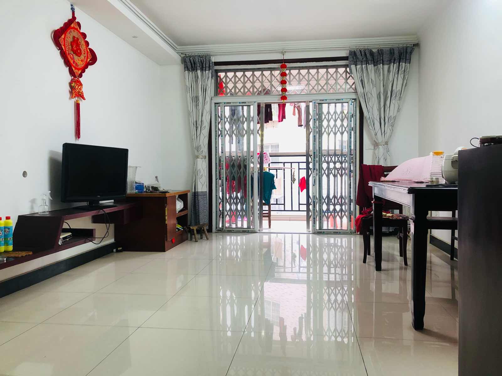 沃尔玛旁边华泰家园带装修，步梯好楼层，看房方便