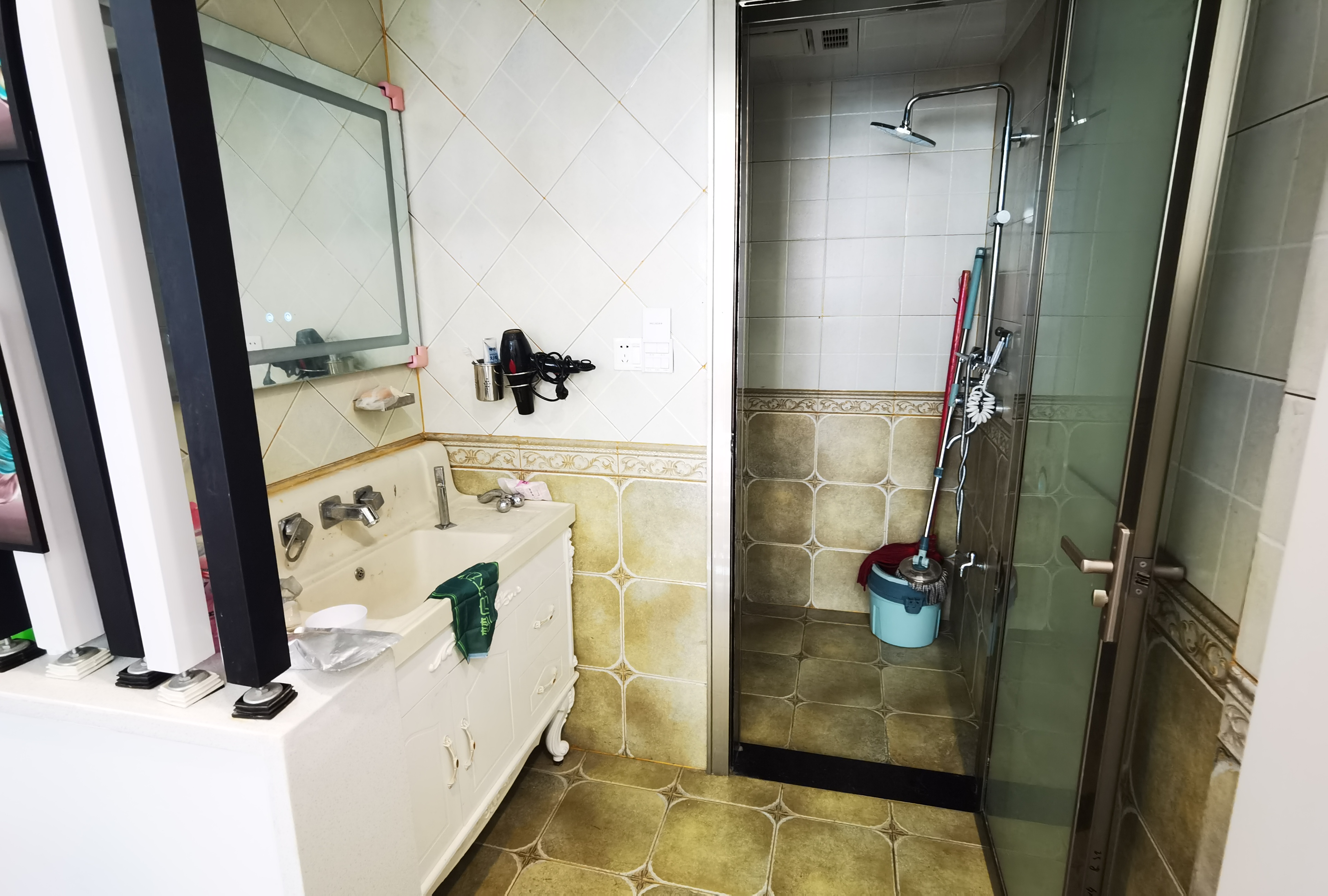 世北春精装四房刚刚装修半年都没怎么住过诚心出售