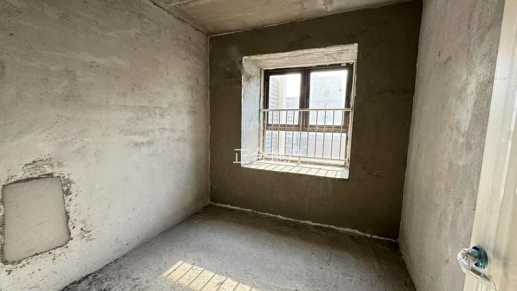 业主诚心出售，城南沔阳天泽园，毛坯三房，单价4260，电梯好楼层，南北通透