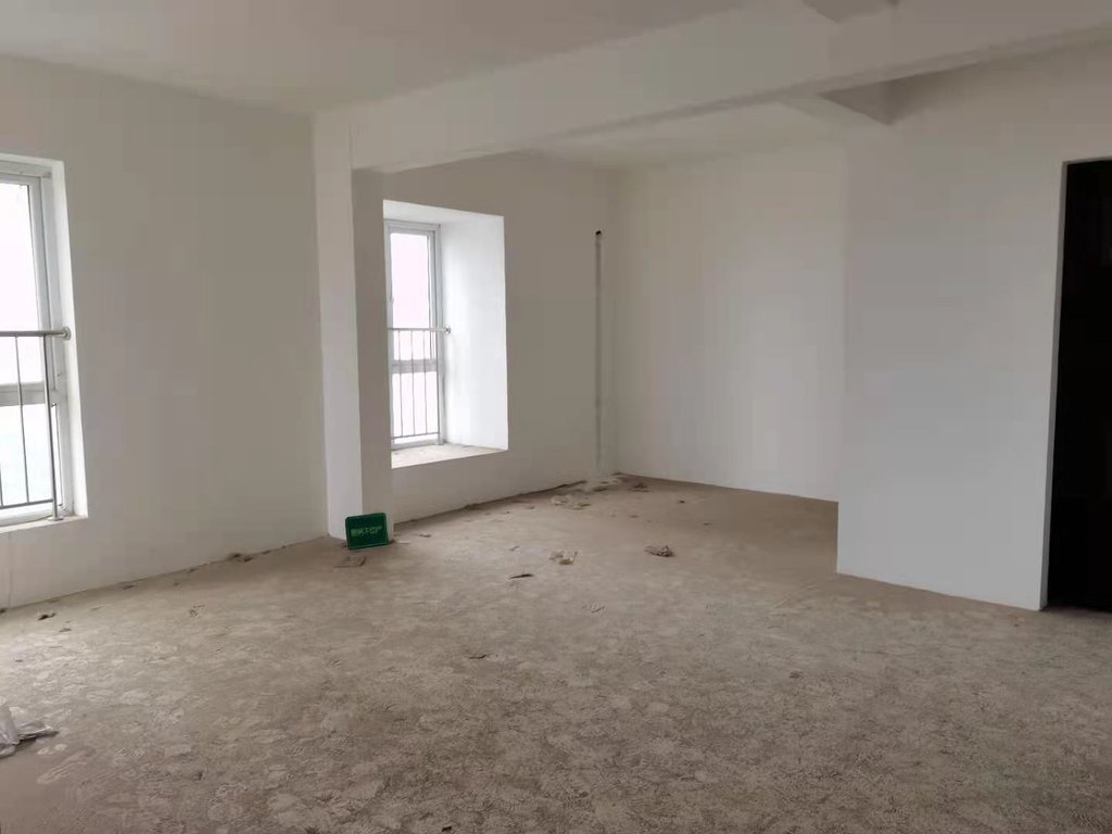 福星城，毛坯大三房，户型方正， 高中都在旁边，楼层超好！