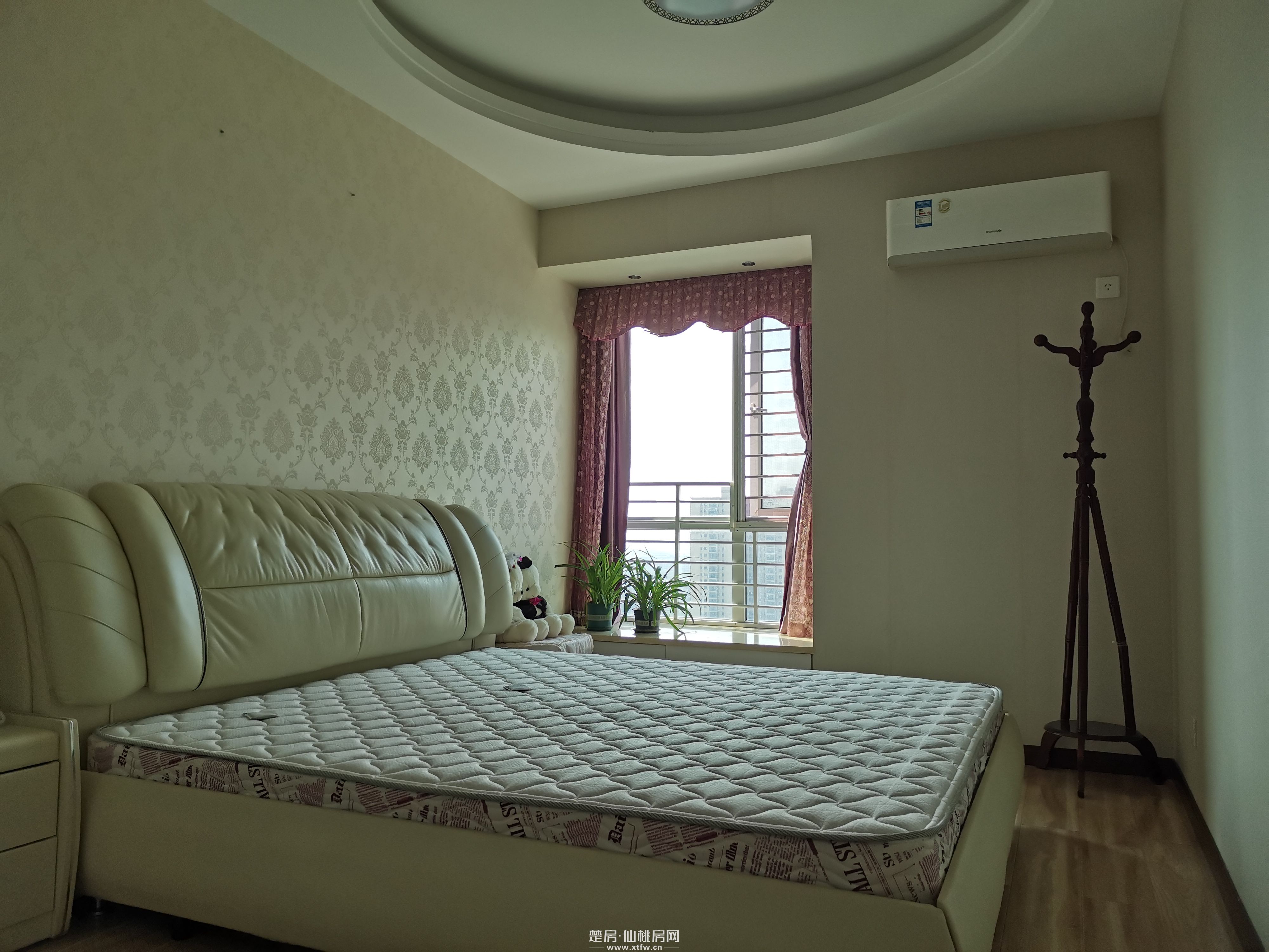 采光通风好，精装房拎包入住！楼下是新天地广场、好邻居商圈，旁边是沔街校区