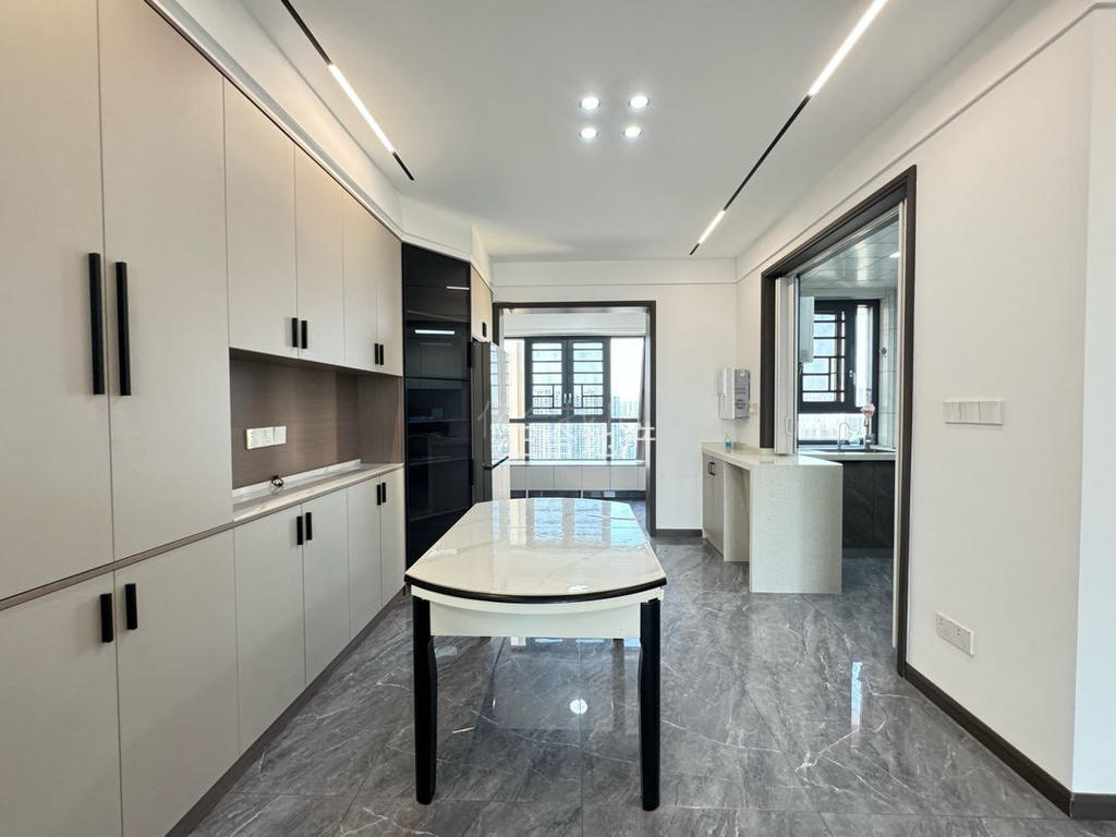 业主亏本诚心出售，城南，南国明珠，电梯好楼层，全屋品牌装修，户型好。精装四房