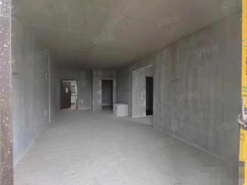 104，捡漏御湖世家，单价4000​，证件满二，户型方正，三开间朝南，视野采光无遮挡