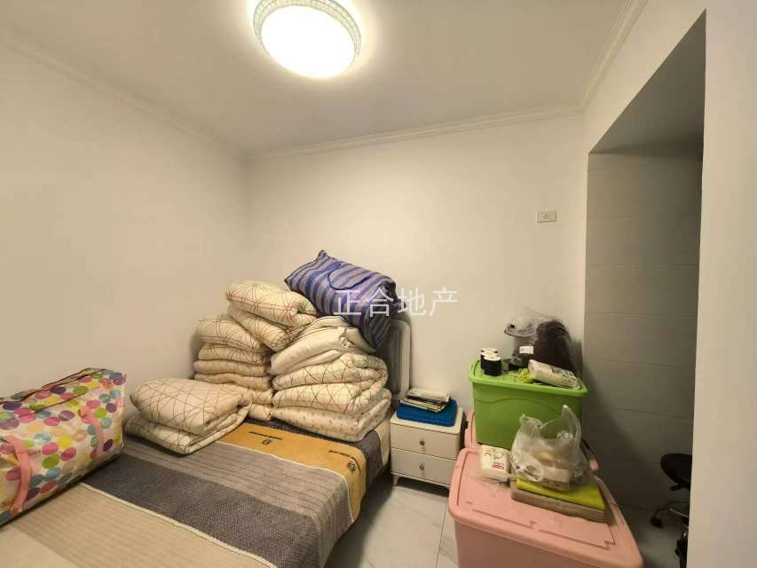 元泰清华园，出门就是新三中，精装三房，老证，保养成色9成新带院子，南北通透