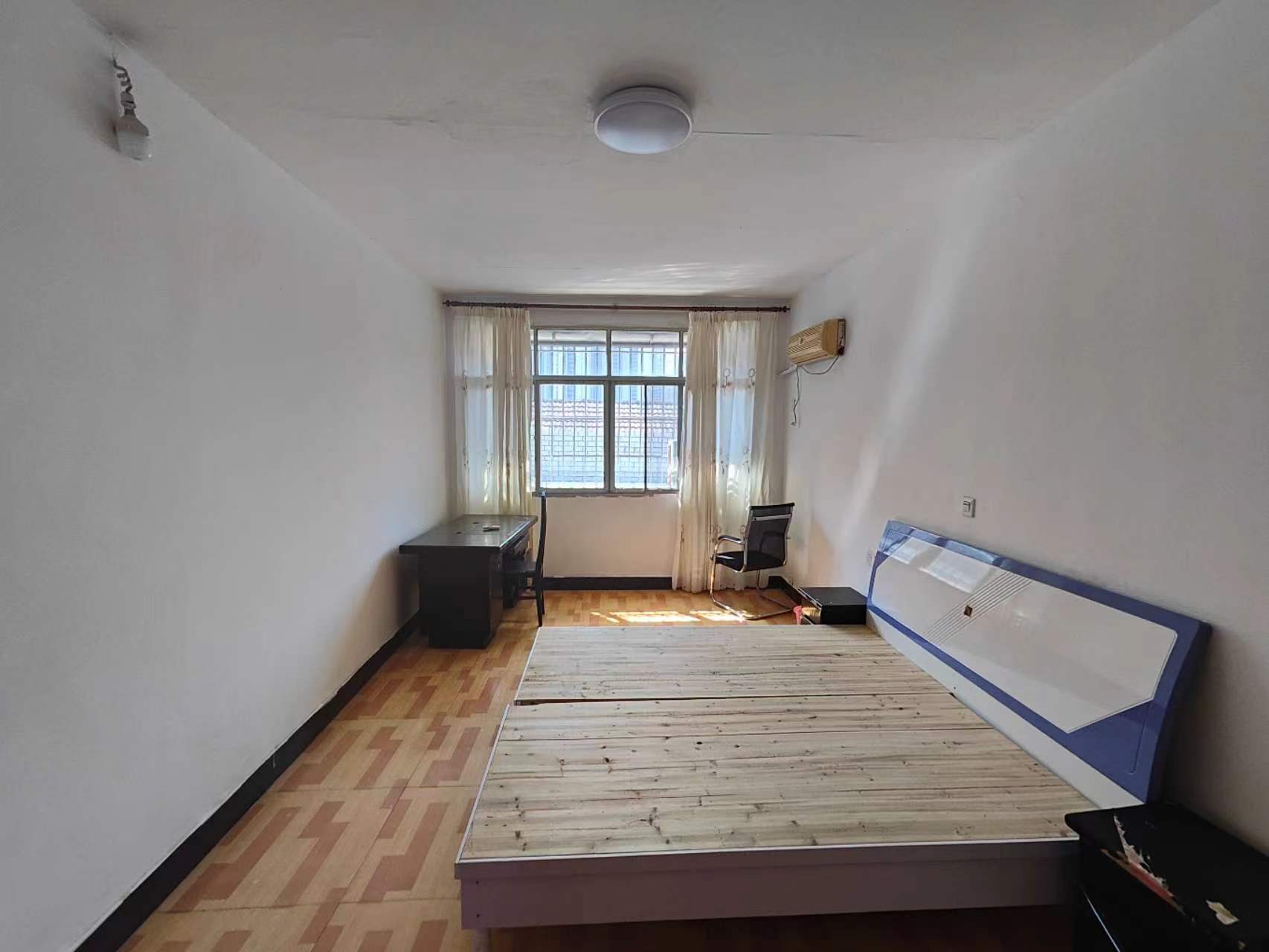 车站附近的一室一厅一厨一卫，出门就是菜场，沃尔玛，停车方便，可租半年