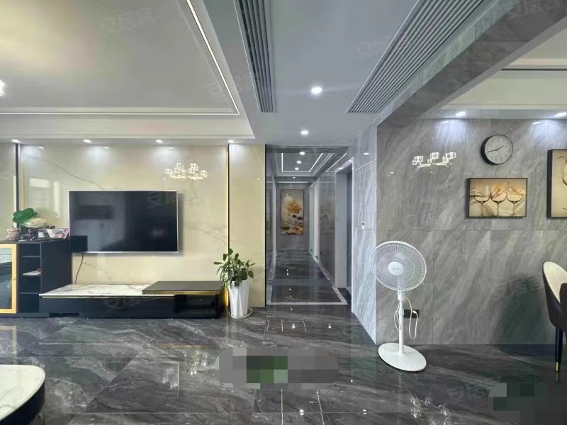 领秀城，大平层，精装四房9.9成新，电梯好楼层，全屋品牌装修，中央空调加地暖。