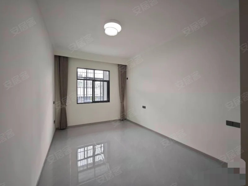 武商，商城附近，精装三房，楼下还送一套全新精装地下室，老人可以住，老证