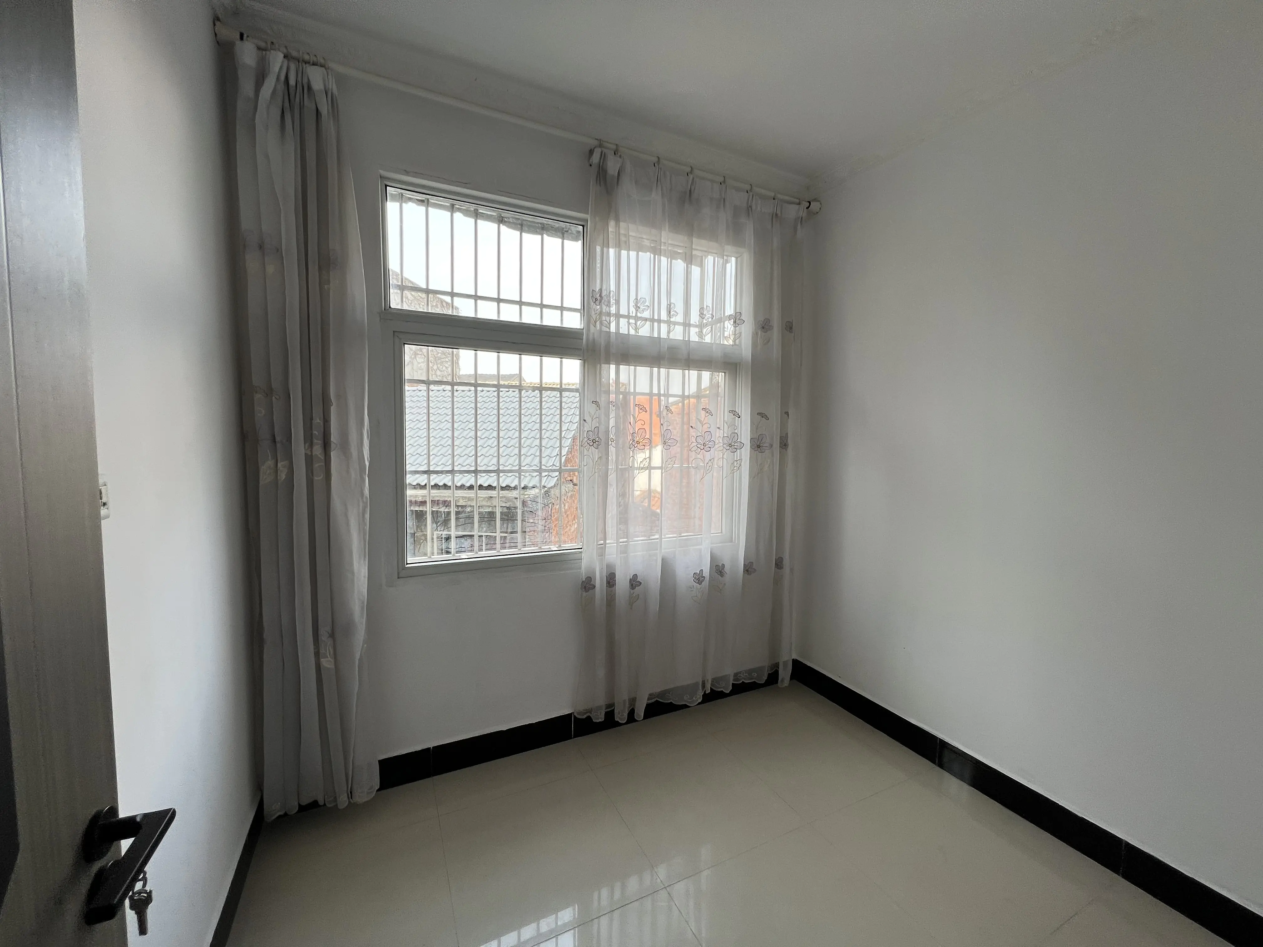 鸿晧苑小区2室2厅已装修房屋保养不错外观成色很新，优价出售！