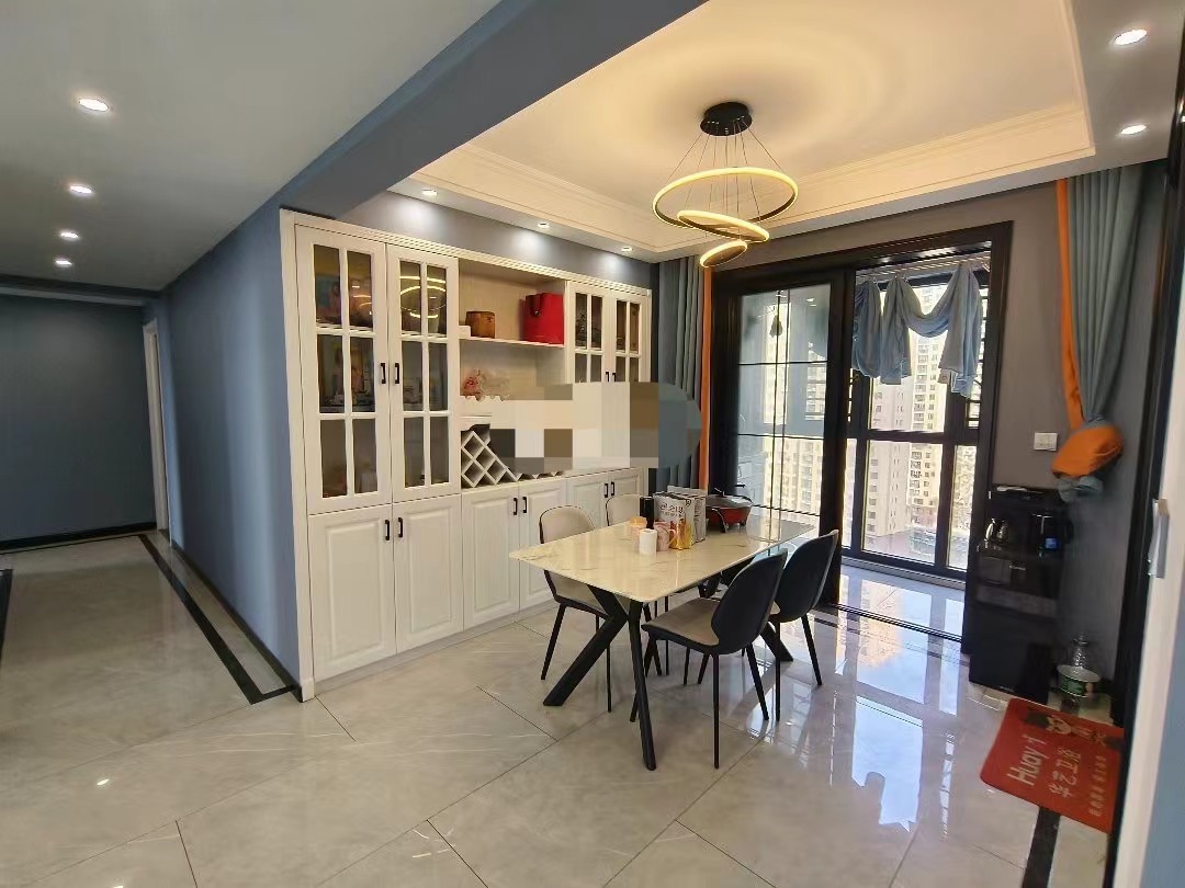 96，房东诚意出售，满庭春，精装四房，看中价格可谈，中间好楼层