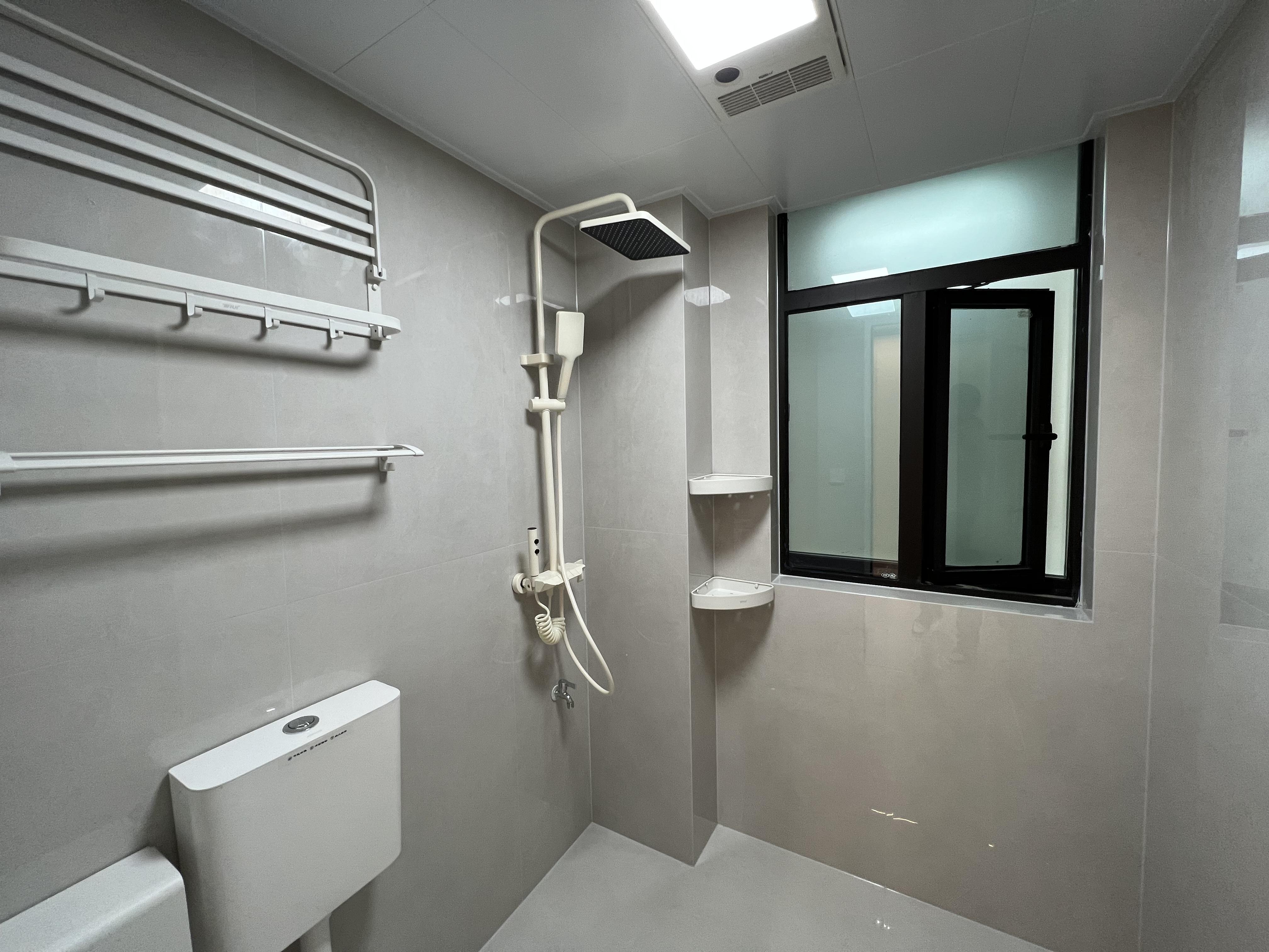 御湖世家3室2厅2卫全新精装修，家具家电都是全新的，装修材料都是大品牌。